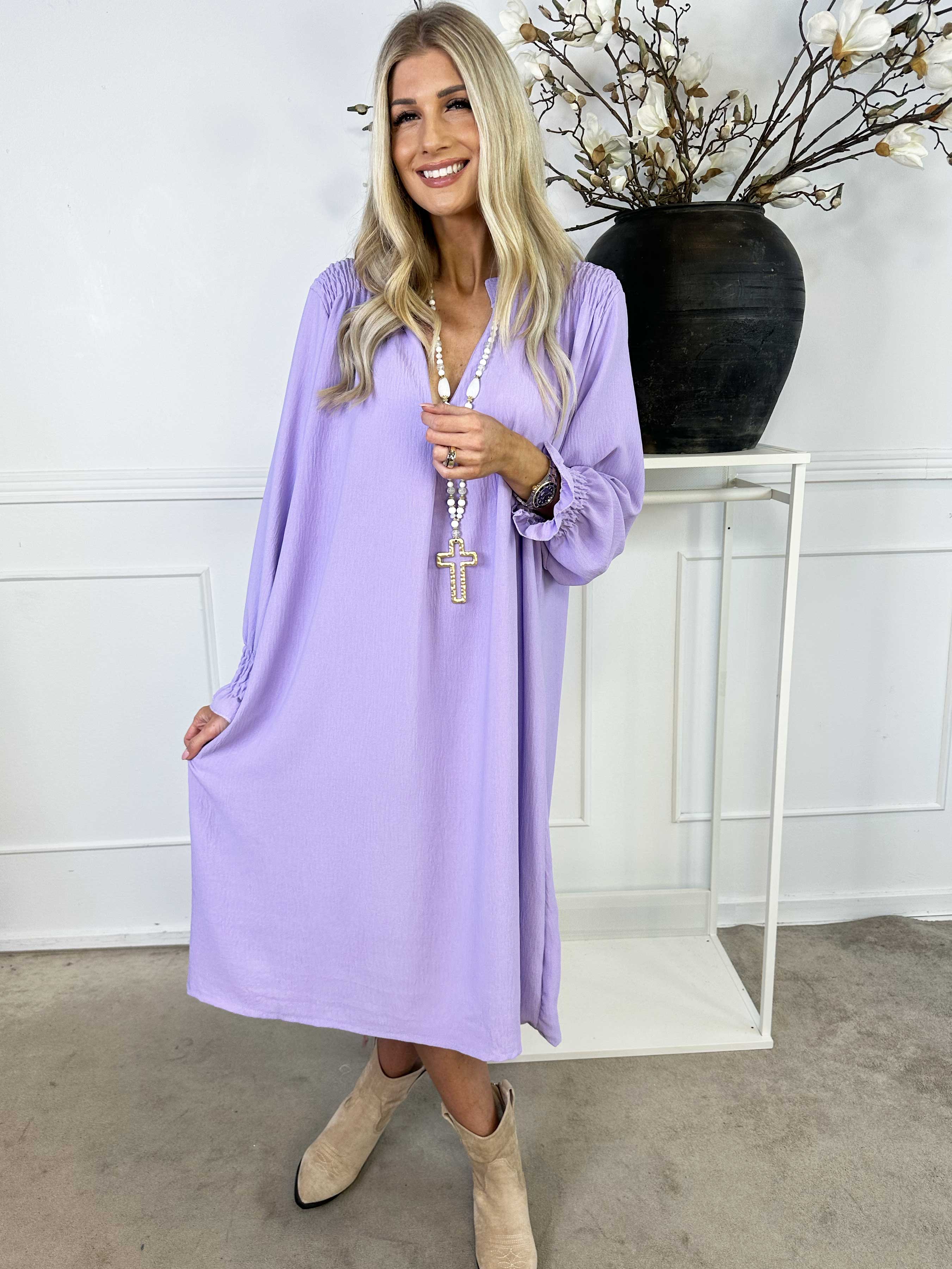 Marisol - Söt smockad klänning med v-ringning